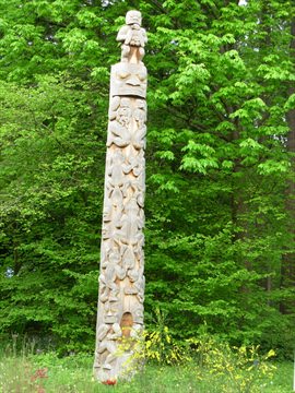 Beaver Crest Totem Pole in Stanley Park, Vancouver, BC, Canada
